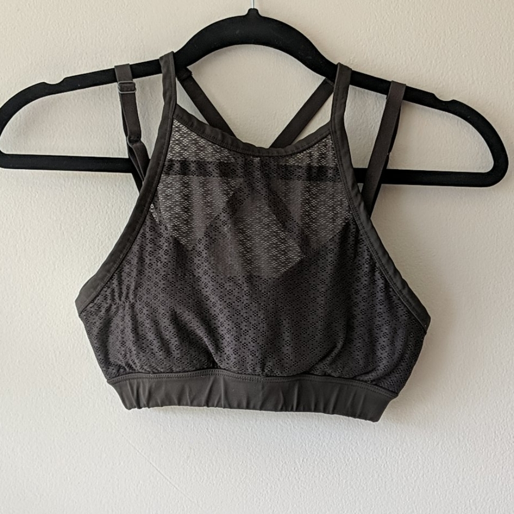 High neck sports bra
